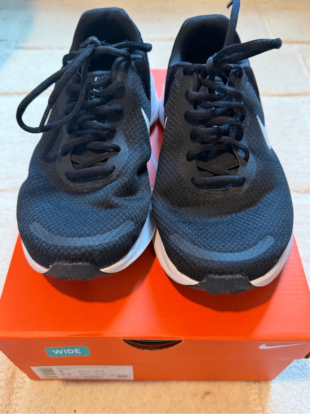 Nike Black and White Women's 8 Wide Athletic Running Shoes